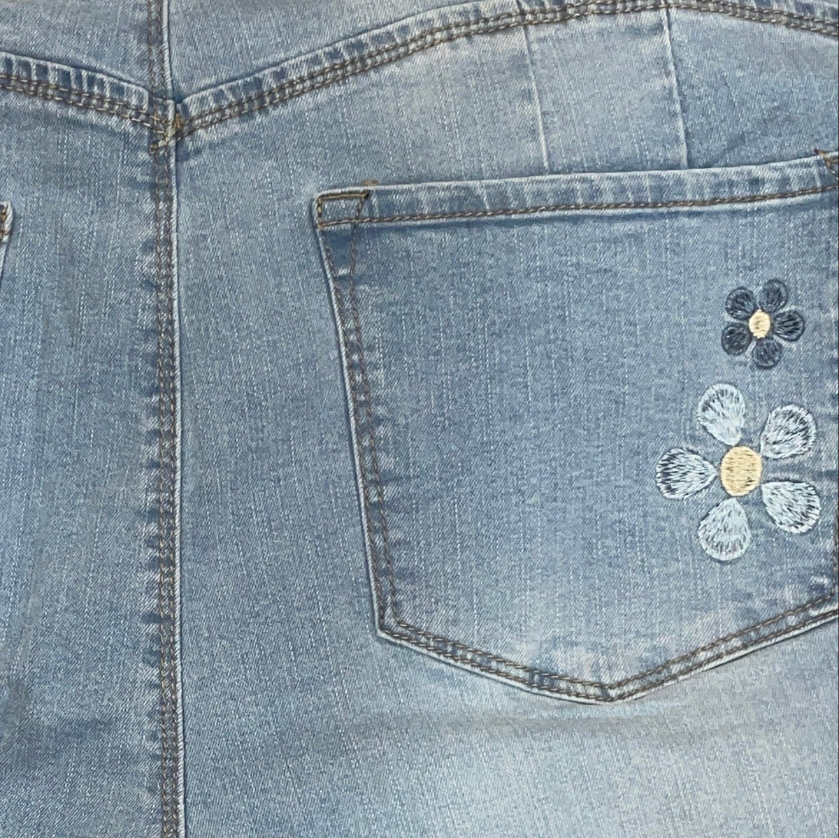 Women's PLUS SIZE Cropped Embroidered Flower Capri Light Wash Jeans