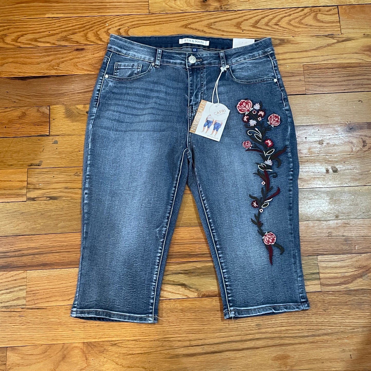 Womens PLUS Cropped Capri Embroidered Jean