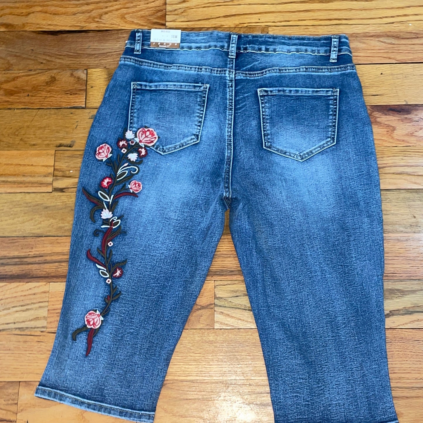 Womens PLUS Cropped Capri Embroidered Jean