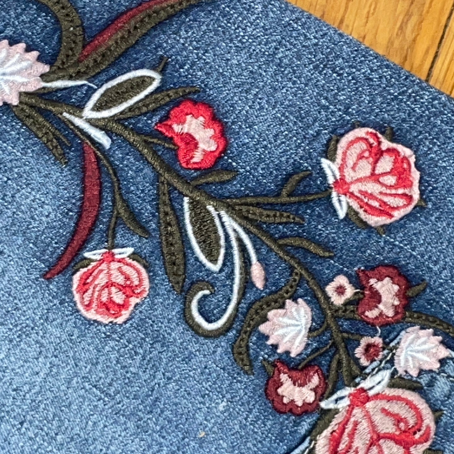 Womens PLUS Cropped Capri Embroidered Jean