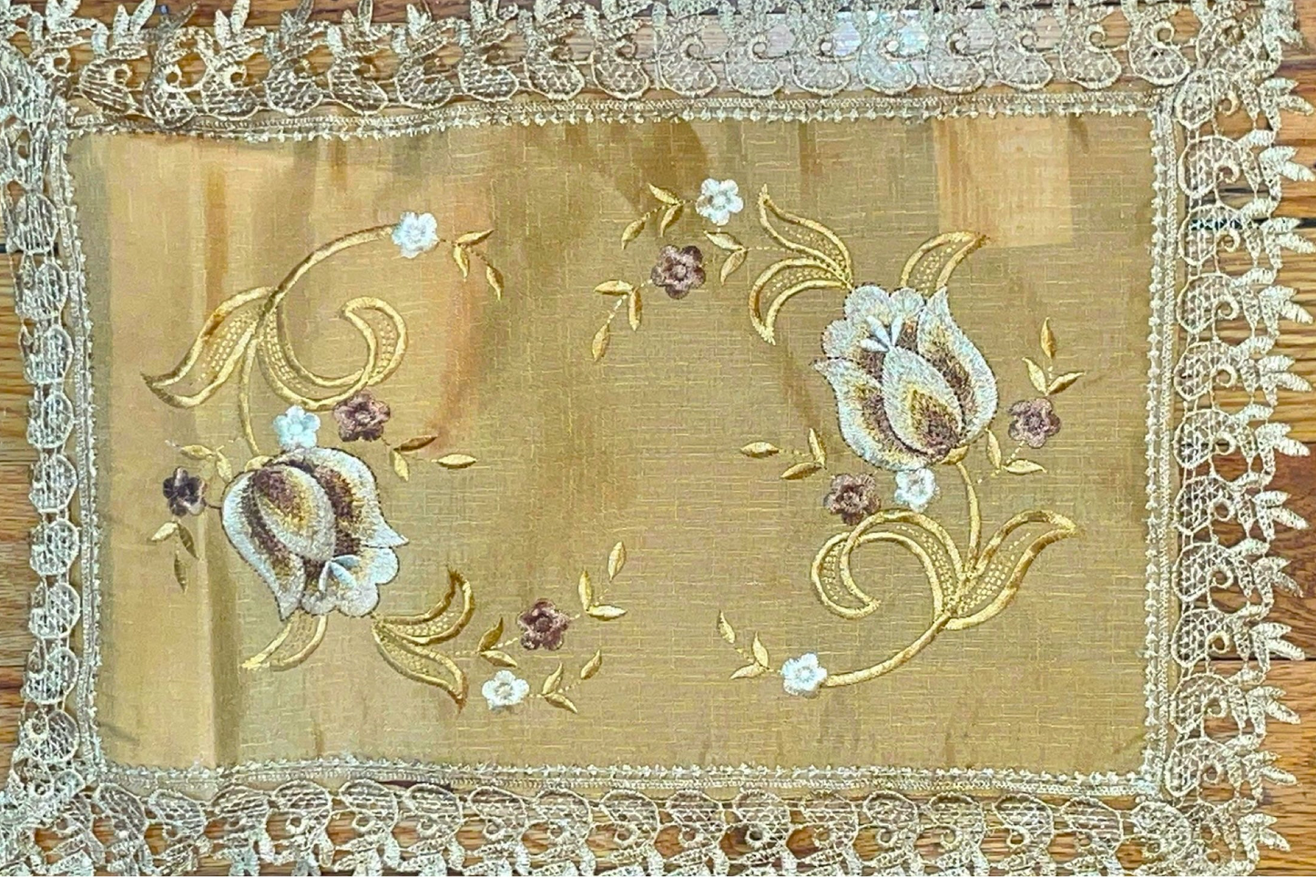 Embroidered floral design Table Runner Doilies Gold / Gold  TIFFANY