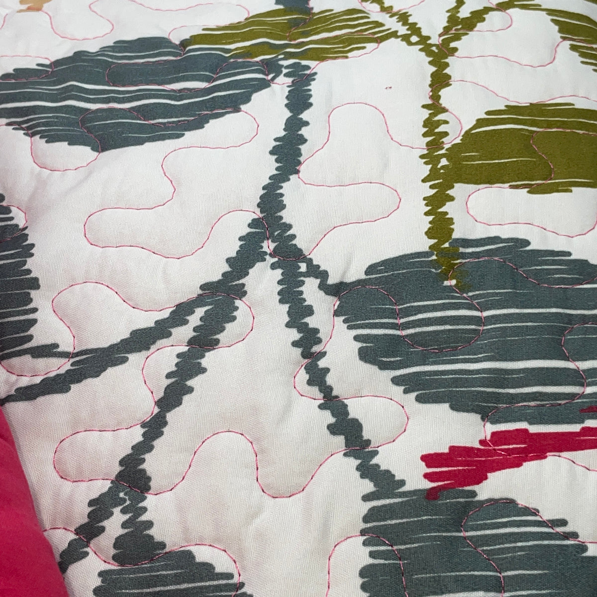 3 Piece Quilt Set  pattern Print Reversible  Pink leaf KING